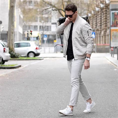 outfits tenis blancos hombre